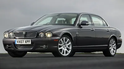 Red jaguar xj hi-res stock photography and images - Alamy