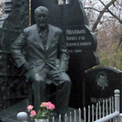 На могиле Япончика установили огромный памятник - KP.RU