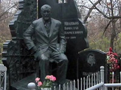На могиле Япончика установили огромный памятник - KP.RU