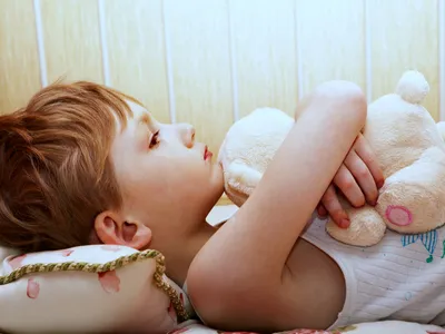 Потница у ребенка: симптомы и лечение, в том числе у грудных детей,  особенности болезни на шее, лице и других частях, фото