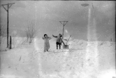 Сканировал старые фотоплёнки ,нашёл фото где запечатлено атака инопланетян  с последующим похищением, | Пикабу