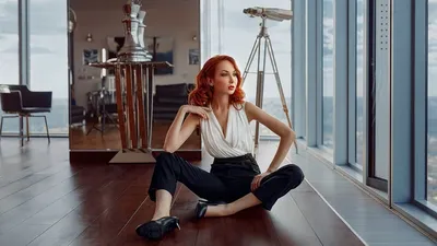 Обои на рабочий стол Модель Анна Боевая в белой блузке и в черных брюках  сидит на полу комнаты, обои для рабочего стола, скачать обои, обои бесплатно