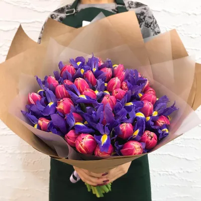 Ирисы с розовыми тюльпанами в букете | Бесплатная доставка цветов по Москве