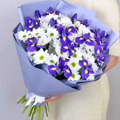 Ирисы и хризантемы в букете | Бесплатная доставка цветов по Москве