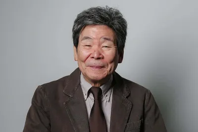 Скачать Исао Такахата, японский режиссер анимации, сидит в задумчивости. Обои | Обои.com