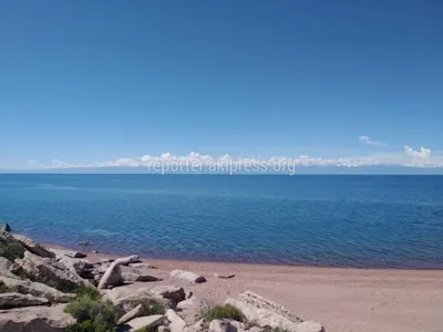 Красивый вид на озеро Иссык-Куль в селе Тамга. Видео и фото
