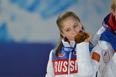 Юлия Липницкая целует золотую медаль | Обои для телефона