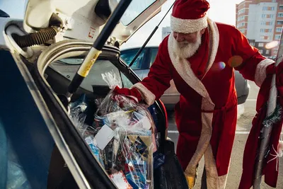 Настоящий Дед Мороз и его младшие братья лично развезли подарки малышам и  старикам в Кобрине и районе
