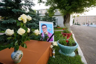 Оренбуржцы несут белые розы к дому, где вырос Юрий Шатунов - Российская  газета