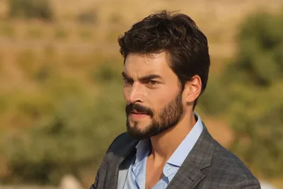 Восемь интересных фактов об актере, который играет Мирана в турецком  сериале «Ветреный» | TV Mag