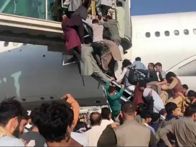 В Сети появилось фото из самолета ВВС США, после штурма в аэропорту Кабула  эвакуировавшего за раз 640 афганцев - TOPNews.RU
