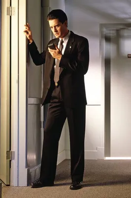 Твин Пикс Кайл Маклахлен держит телефон 24x36 Постер | Твин Пикс, Твин Пикс Купер, Твин Пикс обои