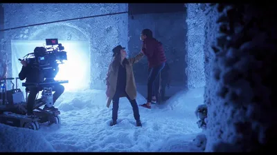 Веб-сайт Ребекки Фергюсон на X: «Ребекка Фергюсон и Кайли Карран на съемках фильма «Доктор Сон» снимают сцену лабиринта (из фильма на Blu-ray) https://t.co/6K6KcpsjI4 » / X