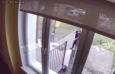 Мужчина уже 3 месяца подкидывает какашки под дверь фитнес-клуба в  Красноярске. Видео