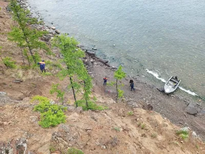 Житель Калининграда сорвался со скалы на Байкале и погиб - Происшествия -  Новая Бурятия