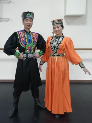 Geofolk - Калмыки - это западно-монгольский народ, живущий на территории  России. В калмыцких традиционных костюмах каждая деталь имела свое значение  . По ним можно было определить, замужем ли женщина, помолвлена ли она.