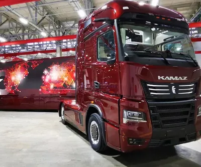 Видео: КАМАЗ показал новейший гибридный тягач с пятью экранами в кабине —  Motor