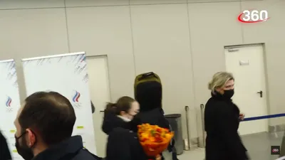 Россияне встретили фигуристку Камилу Валиеву в аэропорту | Ямал-Медиа