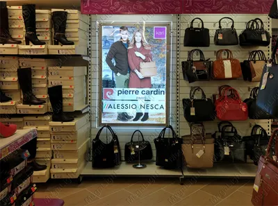 Магазин обуви и аксессуары Kari в торговом центре паркуют Ci Редакционное  Изображение - изображение насчитывающей больш, отдел: 86815005