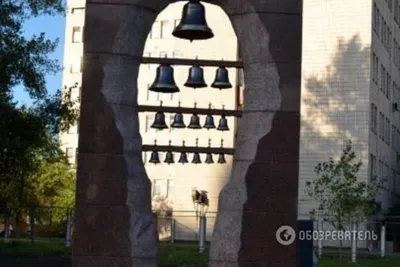 Новый монумент: в киевском парке установили гранитный карильон - Троещина,  улица Драйзера, улица Бальзака, Деснянский парк, колокола, монумент |  Обозреватель