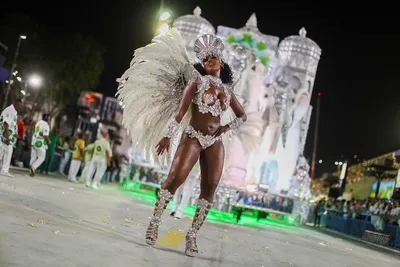 Яркие костюмы, огромные движущиеся платформы и полуголые участницы.  Смотрите, как прошел традиционный карнавал в Рио