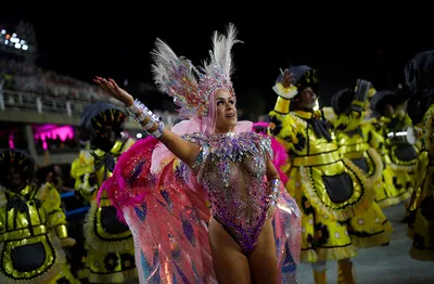 Яркие костюмы, огромные движущиеся платформы и полуголые участницы.  Смотрите, как прошел традиционный карнавал в Рио