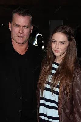 Рэй Лиотта и дочь Карсен присутствуют на премьере фильма "Серый" Фотофон и изображение для бесплатного скачивания - Pngtree