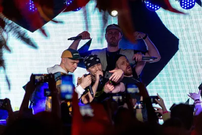 Какие-то типы качают головой в ритм»: группа «Каста» выступила в  Новосибирске – 10 фото с долгожданного концерта
