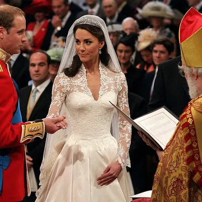 Королева Елизавета II раскритиковала свадебное платье Кейт Миддлтон:  Явления: Ценности: Lenta.ru
