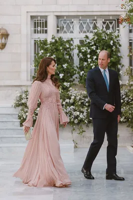 Опять нарушает правила: Кейт Миддлтон приехала на свадьбу принца Иордании в  роскошном платье и выглядела красивее невесты | theGirl