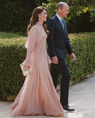 Опять нарушает правила: Кейт Миддлтон приехала на свадьбу принца Иордании в  роскошном платье и выглядела красивее невесты | theGirl