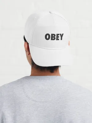 Черная бейсболкас синим козырьком с логотипом Obey на застежке snapback с  прямым козырьком в интернет магазине модных головных уборов