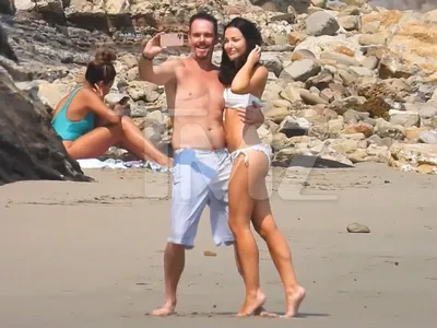 Звезда «Entourage» Кевин Диллон сделал идеальное пляжное селфи, в этом ему помогла горячая женщина