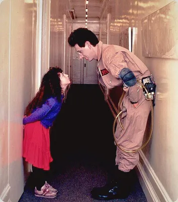 Гарольд Рамис на съемках «Охотников за привидениями» со своей дочерью Вайолет (1984): r/OldSchoolCool