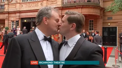 ITV London на X: «Звезды «Аббатства Даунтон» Хью Бонневиль и Аллан Лич целуются на красной дорожке http://t.co/MpyHhaZgKc http://t.co/vNVLp7wbOH » / X