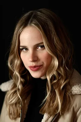 Обои Halston Sage — Обои Пещера обоев