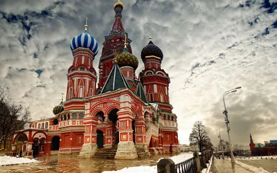 Обои на рабочий стол Зимний Saint Basils Cathedral / Храм Василия  Блаженного под облаками, Moscow / Москва, обои для рабочего стола, скачать  обои, обои бесплатно