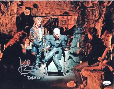 Кифер Сазерленд подписал фотографию 11x14 «Пропащие мальчики» из фильма «Вампир Дэвид» с автографом «Свидетеля JSA» в магазине коллекционных предметов Amazon Entertainment