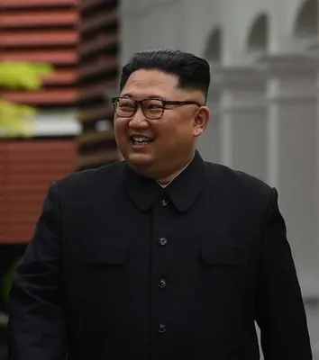 Скачать Ким Чен - Ын улыбается, идя по улице | Обои.com