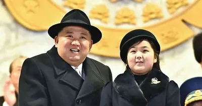 Ким Чен Ын демонстрирует дочь и ракеты на параде в Северной Корее