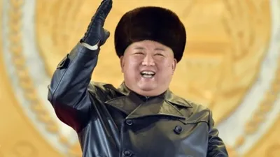 Северная Корея: Ким Чен Ын наблюдает за огромной военной демонстрацией - BBC News