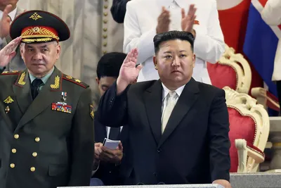 Ким Чен Ын демонстрирует дочь и ракеты на параде в Северной Корее | Вашбасин