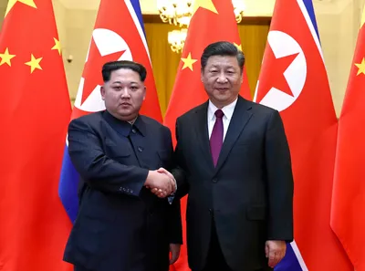 На фотографиях видно, как Ким Чен Ын празднует новую «подлодку с ядерным ударом»