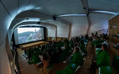 Летний кинотеатр-лекторий Okko на ВДНХ 2023