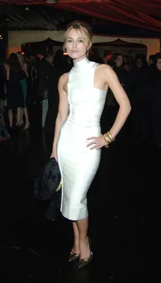 Этот неловкий момент: платье Киры Найтли разорвалось пополам перед выходом  актрисы на ковровую дорожку | Glamour