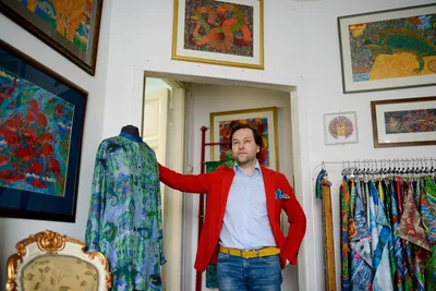 Петербургский дизайнер Кирилл Овчинников создает рисунки для платков,  которые носят по всему миру