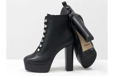 Классические женские ботинки на шнуровке - дезерты, из натуральной замши  нежного светло-серого цвета на утолщенной прорезиненной подошве с отстрочкой