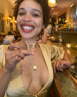 Клеопатра Коулман в Instagram: «Она не очень хорошо пьет, но время от времени пытается это сделать. Особенно ее ж… | Клеопатра Коулман, Клеопатра, Коулман
