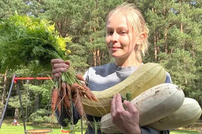 Трава у дома Юлии Пересильд. Перец, морковка и космический купол на огороде