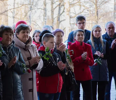 Под бурные аплодисменты в Сосенском открыли мемориальную доску памяти  Заслуженного работника культуры Михаила Кобякова | Новости Козельска -  БезФормата